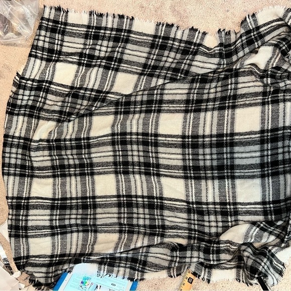 ModCloth Black White Plaid Blanket Scarf Shawl Throw Wrap 100% Acrylic Classic - Picture 8 of 8